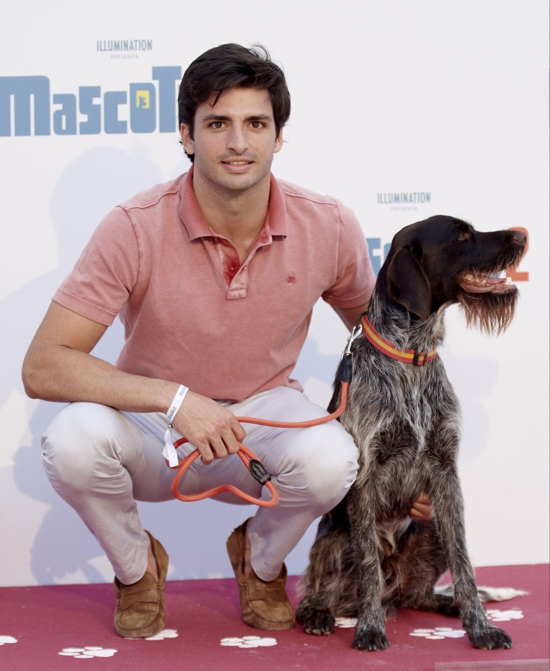 Carlos Sainz Jr. at the Mascotas 2 premiere with a dog.