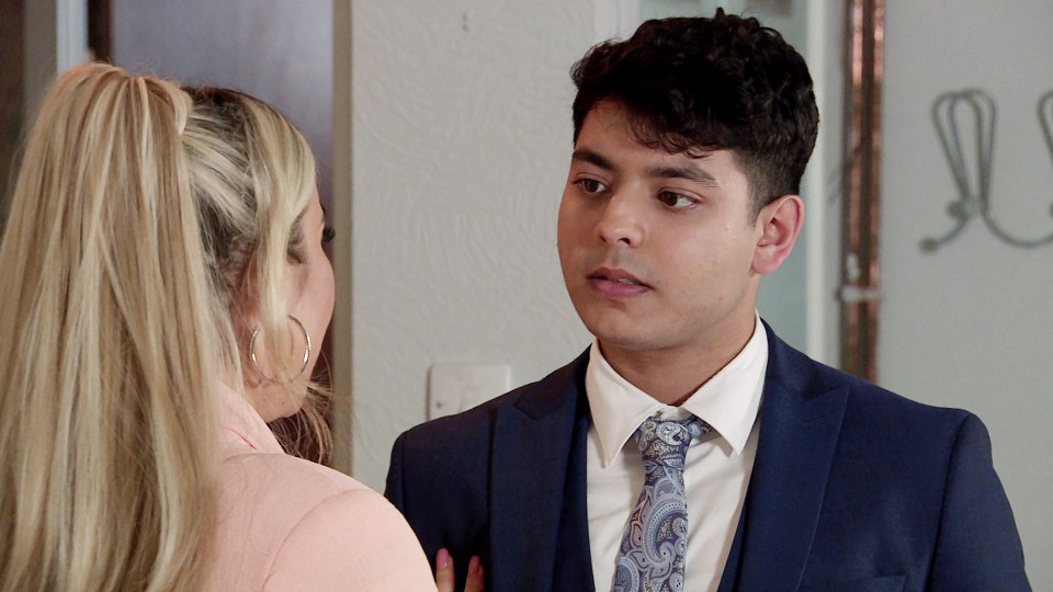 Aadi Alahan persuades Courtney Vance to attend a Freshco recruitment day with him.