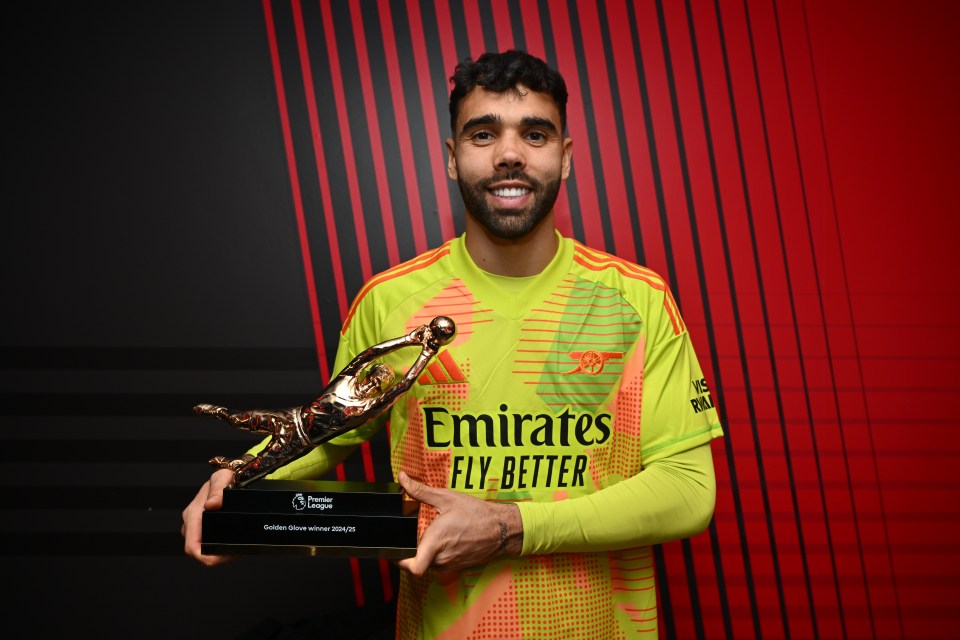 David Raya of Arsenal holding the Premier League Golden Glove award.