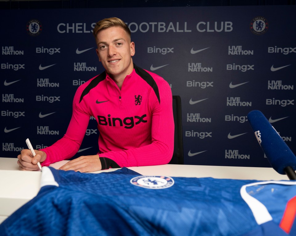 Liam Delap, new Chelsea F.C. signing, signing a jersey.